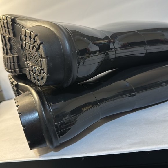 UGG SHAYE RAIN BOOTS IN EXCELLENT CONDITION LIKE NEW - Picture 7 of 9